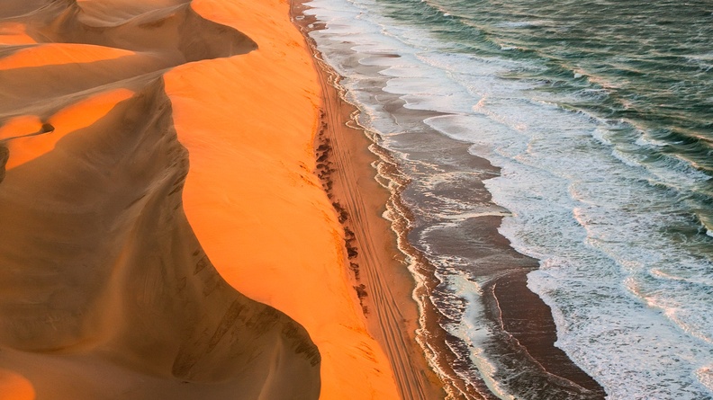 Sand dune down to water‘s edge